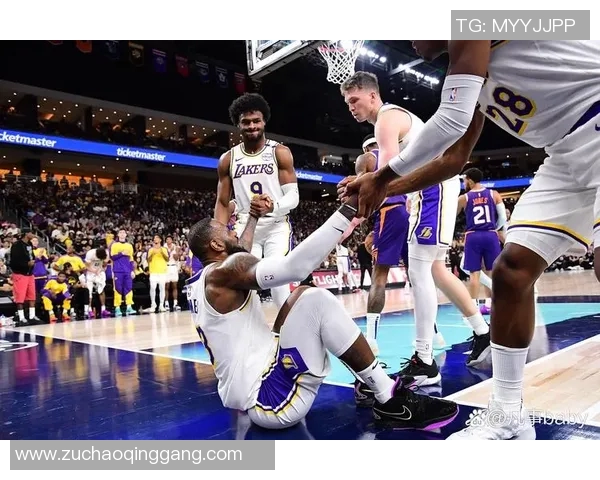 湖人季前赛对决太阳队展现新阵容与战术布局的精彩较量